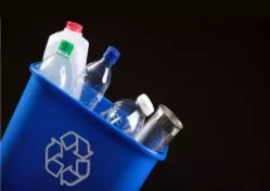 recipiente azul para reciclagem de plástico e alumínio
